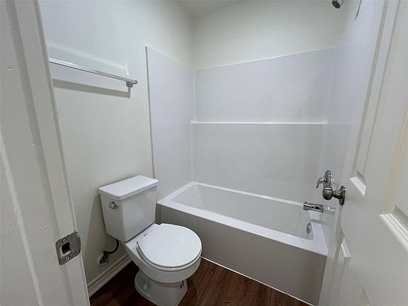 5th image of 1231 Sycamore Ave #D