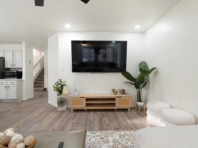 487 E Cantebria Dr — Photo 20