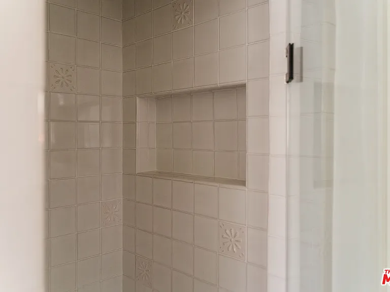 2735 Clyde Ave — Photo 23