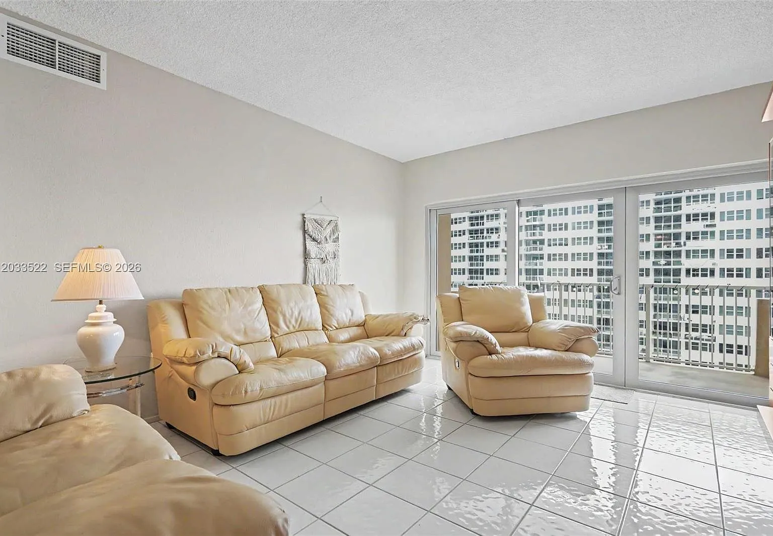 Hemispheres Condo — Photo 4