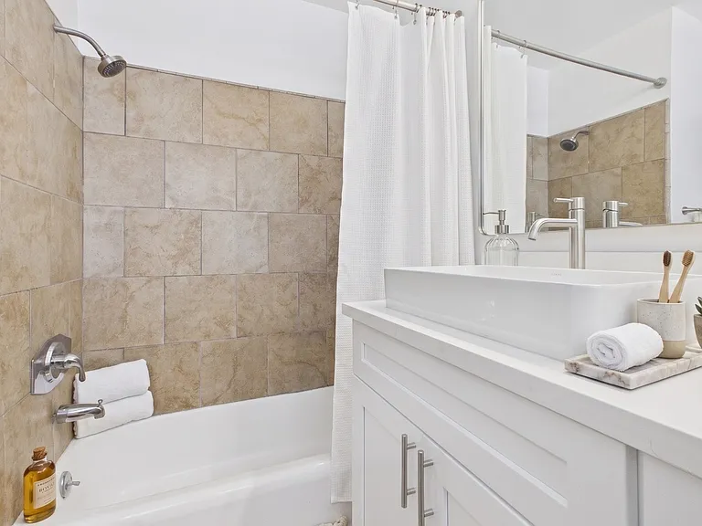 1111 Larrabee St — Photo 4