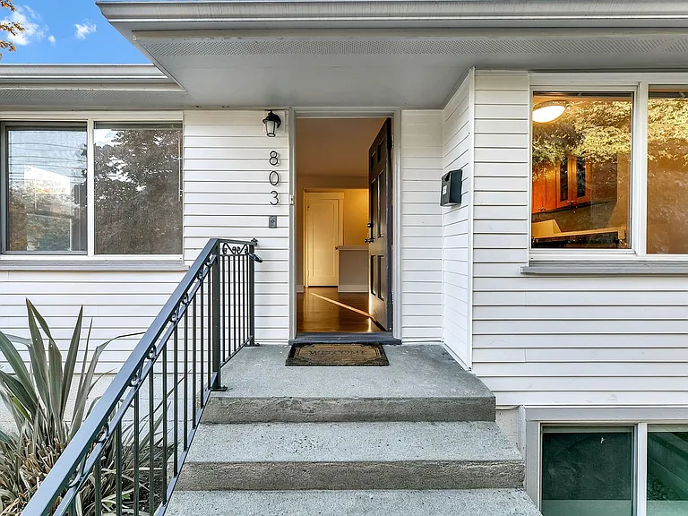 Amazing 4bed/2bath Duplex Close to Seattle University! — Photo 2