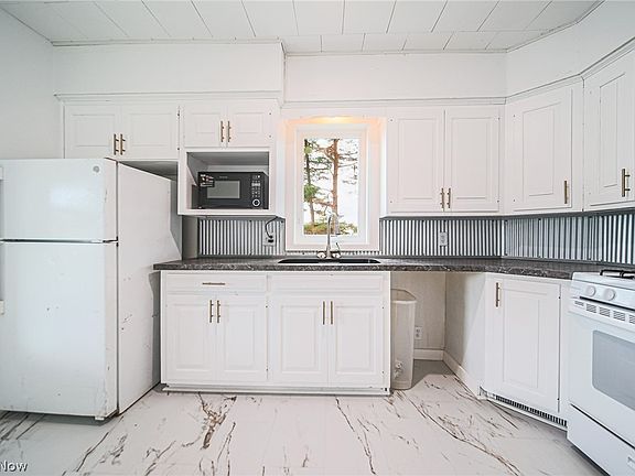 4th image of 7437 E Lincoln Way