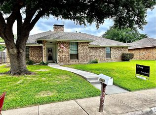 1923 Middle Glen Dr, Carrollton, TX 75007