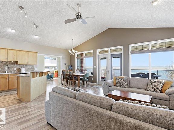 5th image of 72 Beach Ave
