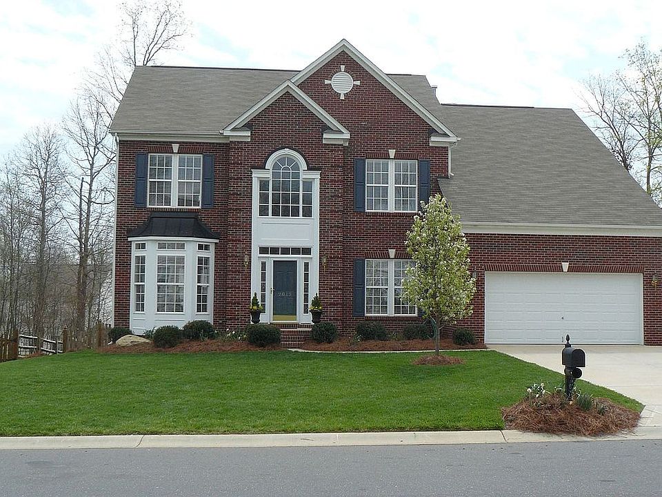 Lots of photos of this MINT CONDITION brick home at www.2015Hollyhedge.com!