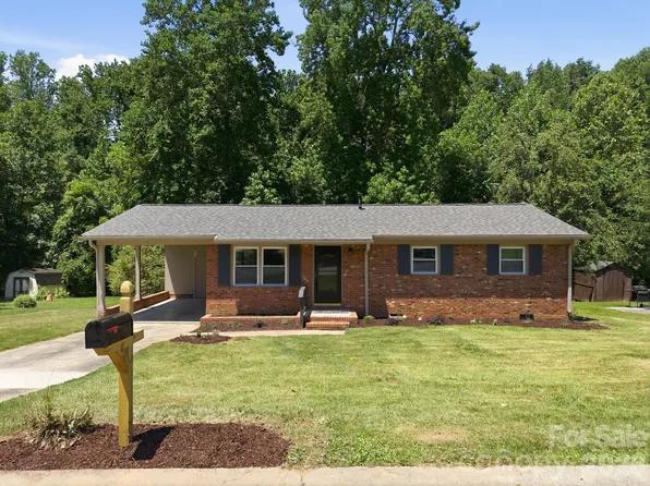 413 E McLelland Ave, Mooresville, NC 28115