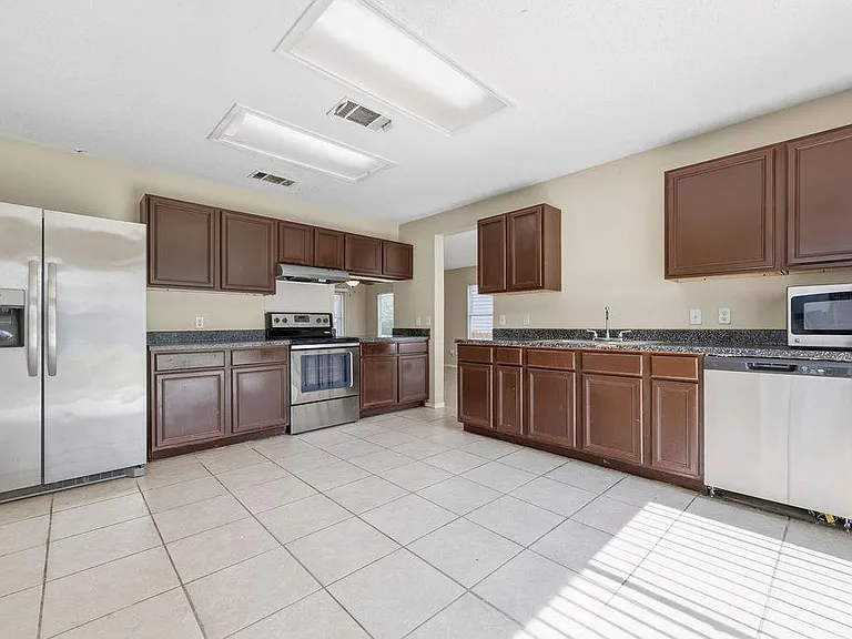 1109 Bradbury Ln — Photo 2