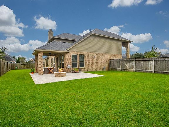 Gorgeous vegetation! Can you see your family gathered around in this backyard? Why not? you all deserve it!