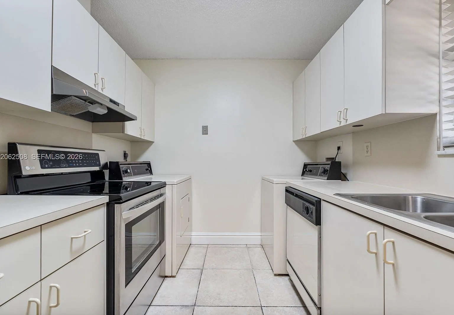 3 bed, 1061 sqft, $2,700 — Photo 2