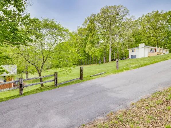 522 Carnation Ln, Mount Carmel, TN 37645