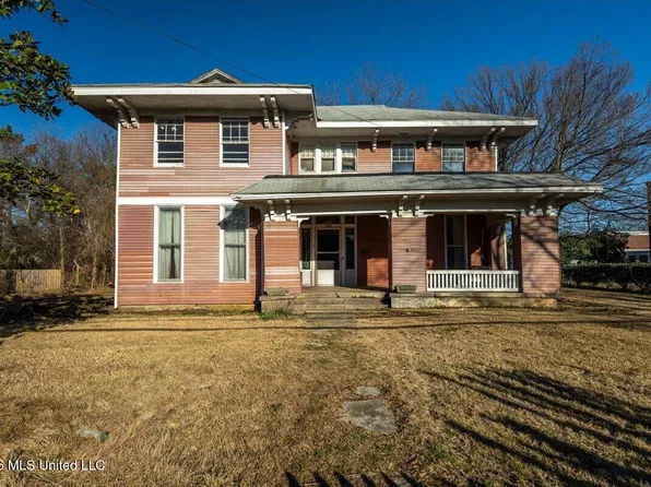 195 N Walthall St, Holly Springs, MS 38635