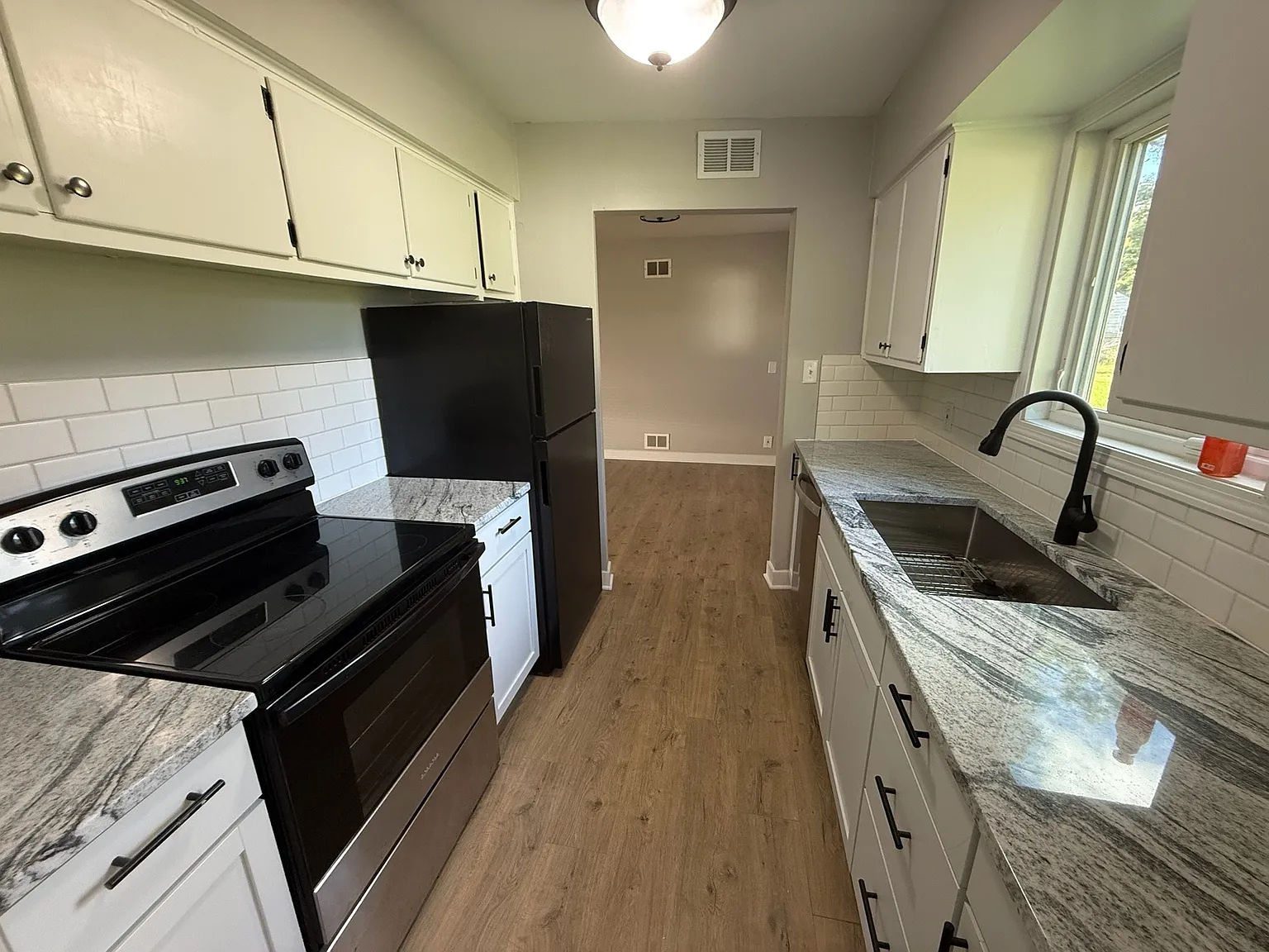 3 bed, 1055 sqft, $2,200 — Photo 3