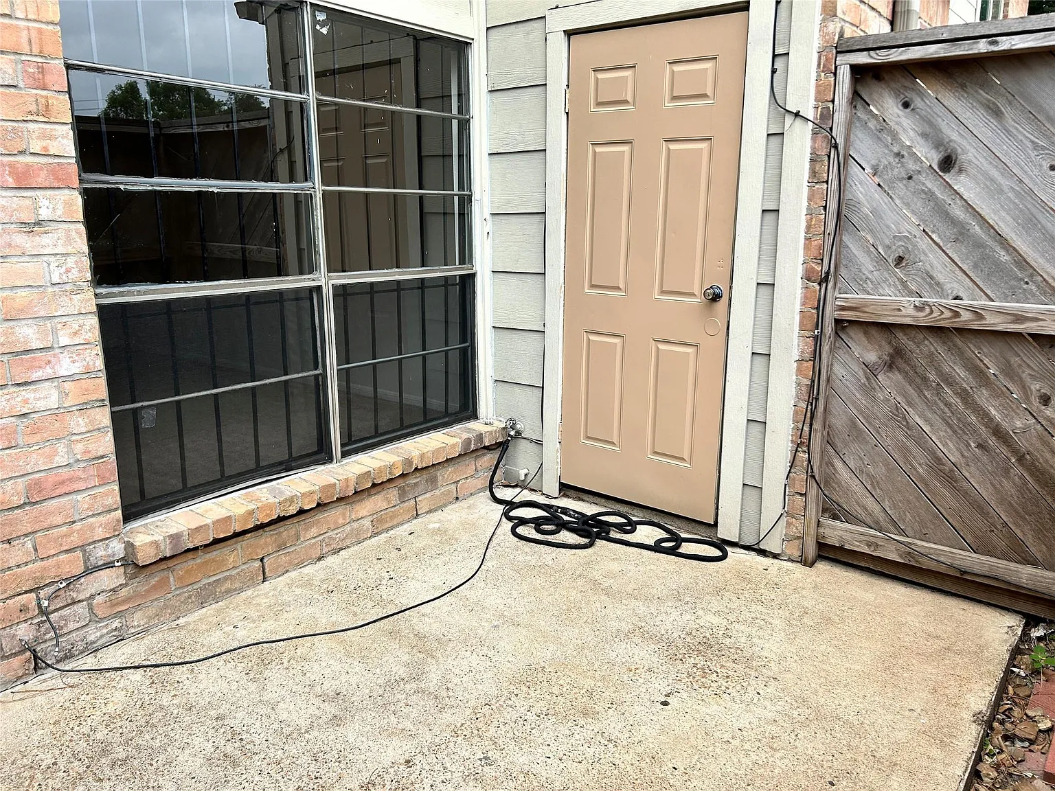 1 bed, 1.5 bath, 810 sqft, $1,200 — Photo 2