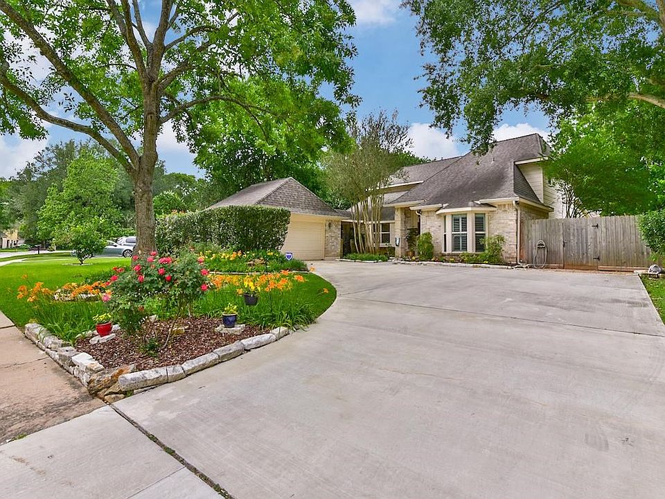Front View from the curb. Driveway was replaced in 2011
