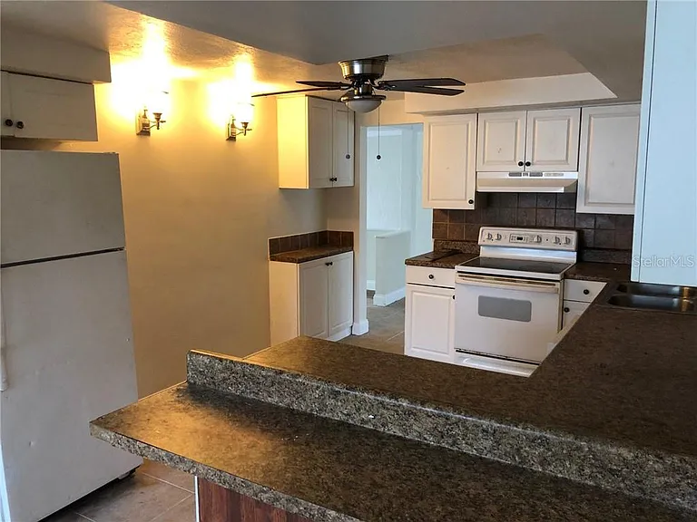 4138 Stratfield Dr — Photo 2