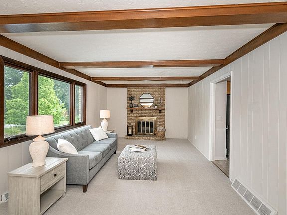 5th image of 8887 Castleford Ln