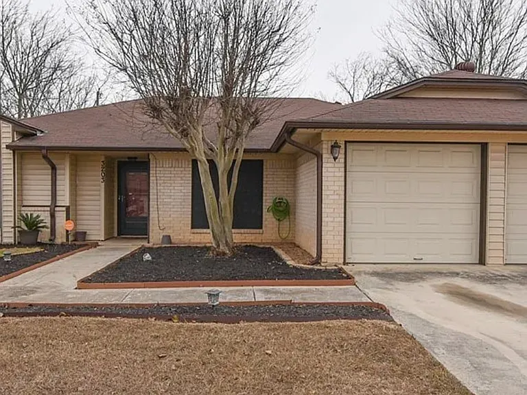 3203 Tallwood Dr — Photo 2