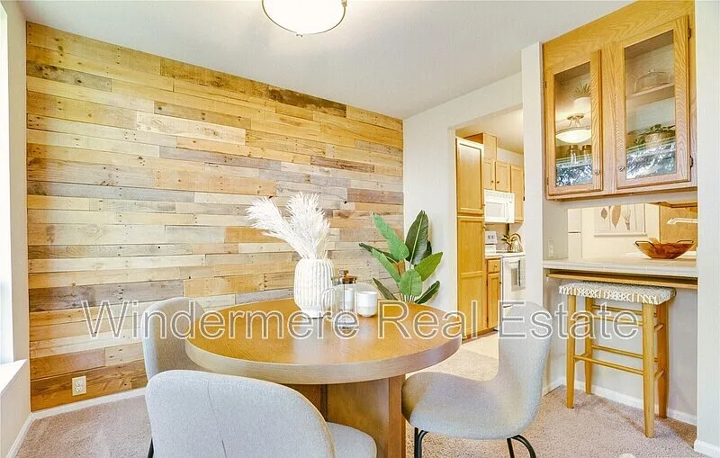 625 N Jackson Ave — Photo 2