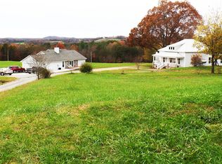 1804 Flint Hill Dr, Hickory, NC 28602