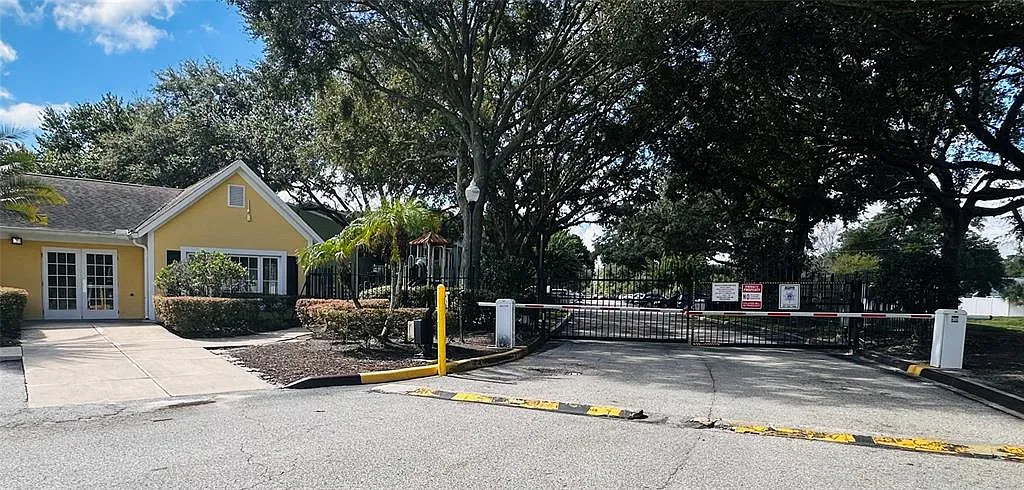 2 bed, 1.5 bath, 830 sqft, $1,300 — Photo 2
