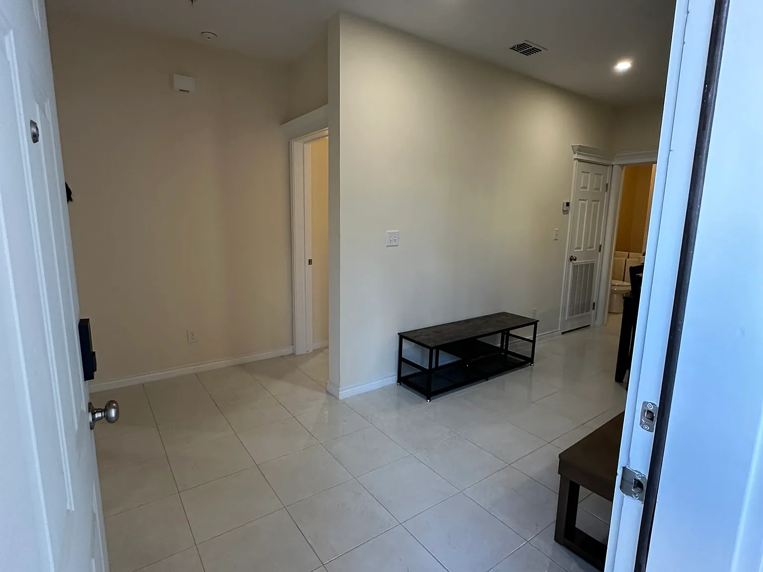 2 bed, 850 sqft, $3,150 — Photo 3
