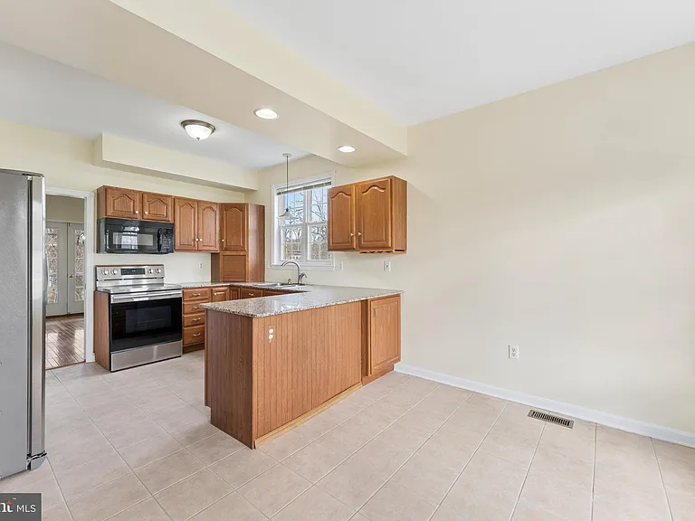 402 Linden Ave — Photo 11