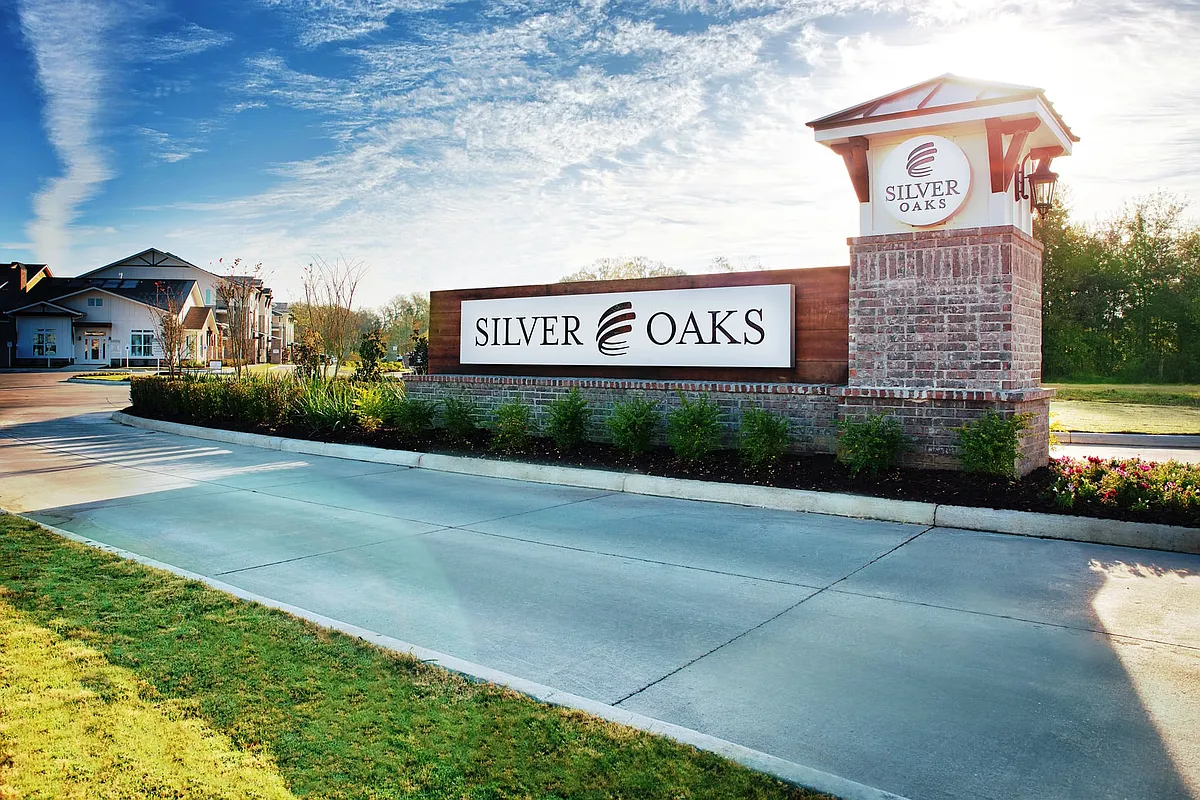 Building Photo - Silver Oaks Apartments