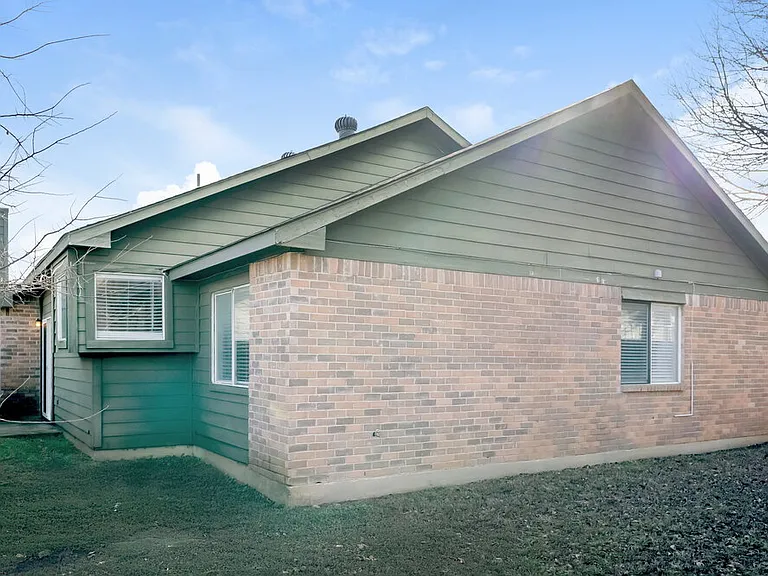8420 Cloverglen Ln — Photo 16