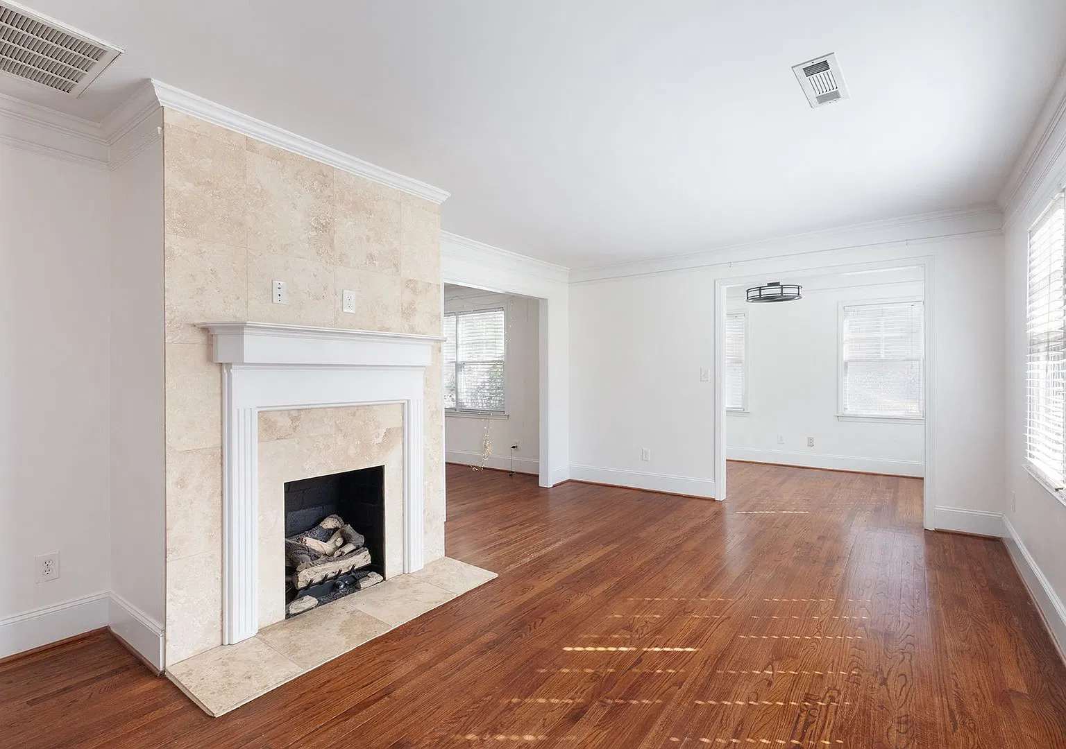 Updated 3/2 Bungalow w/ Large Backyard & Minutes From EAV! — Photo 4