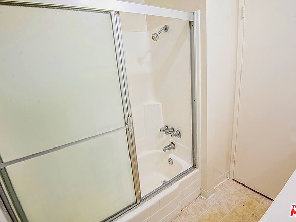 5th image of 6736 Independence Ave #104