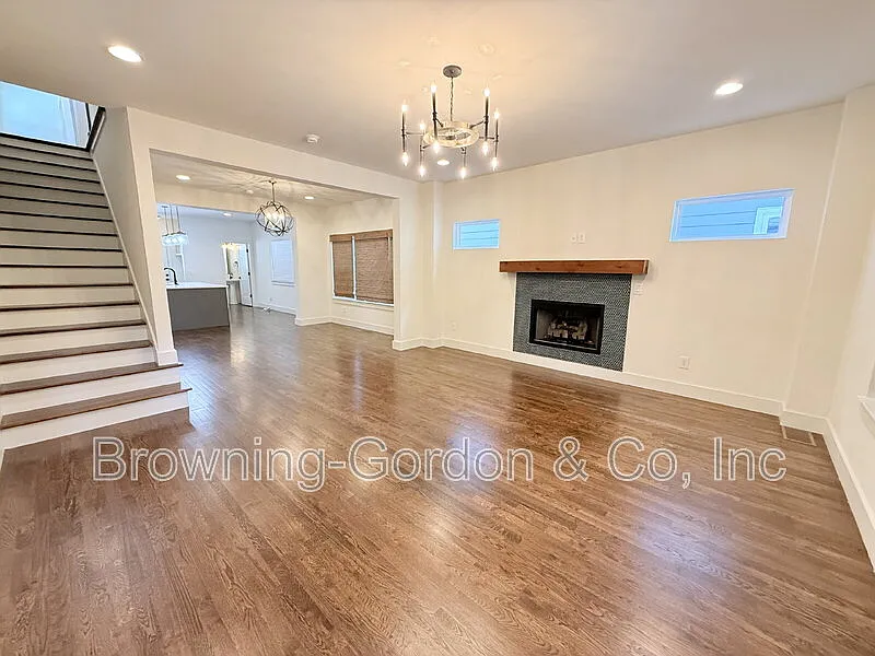 3 bed, 2.5 bath, 1800 sqft, $2,750 — Photo 2