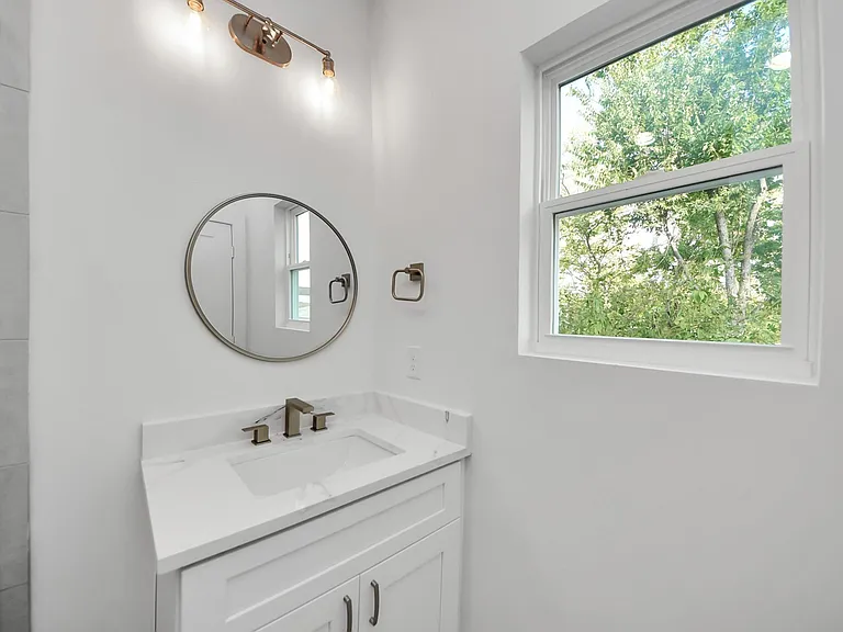 611 E 39th St #D — Photo 22