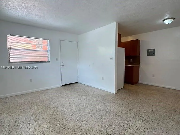 735 W 15th St #4 — Photo 9