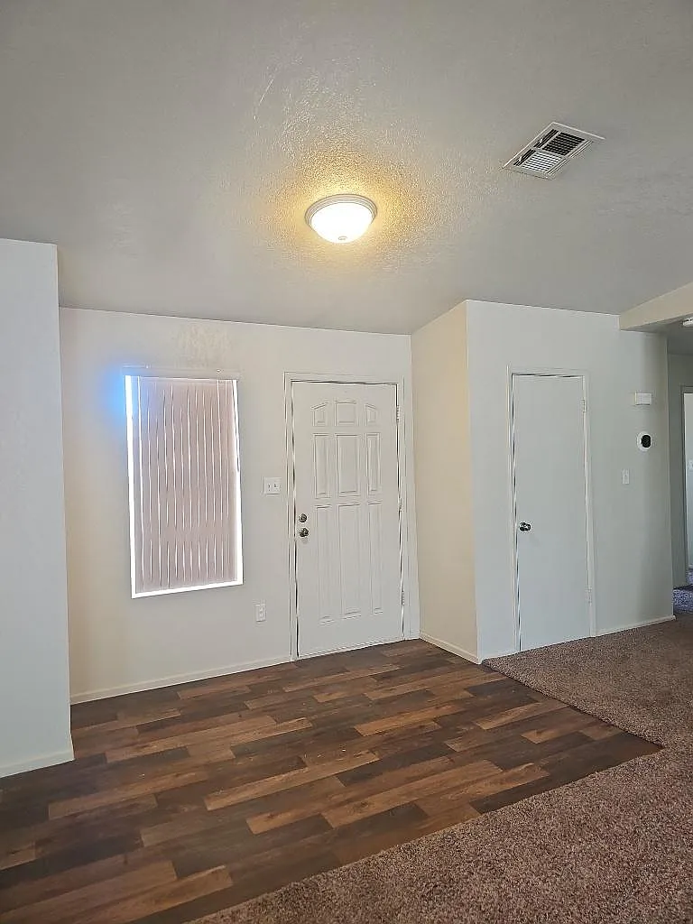 4 bed, 1960 sqft, $1,600 — Photo 2