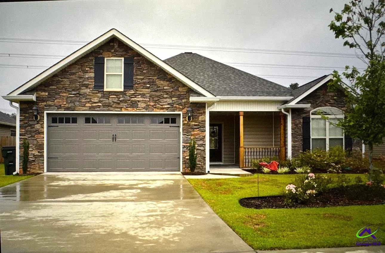 3 bed, 2.0 bath, 1645 sqft, $2,100 — Photo 1