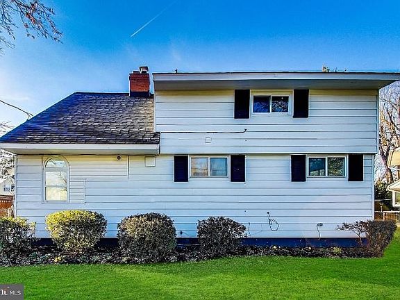 2nd image of 302 Cedar Ln