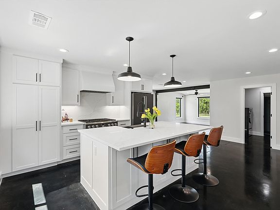 3rd image of 1189 W Jeter Rd