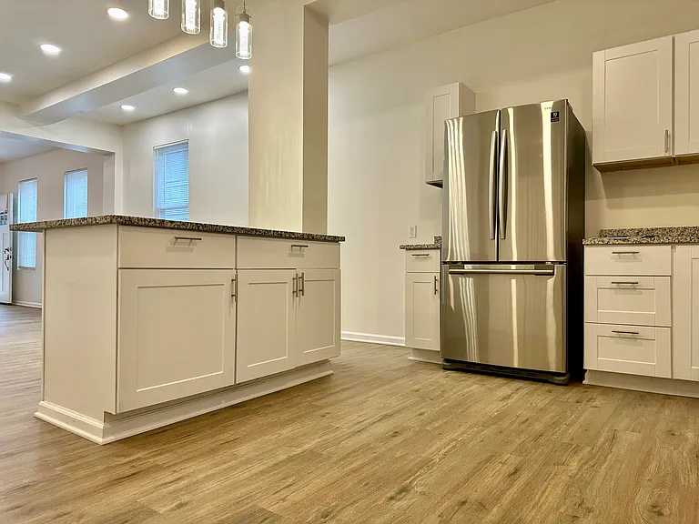 2214 W 32nd St #1 — Photo 3