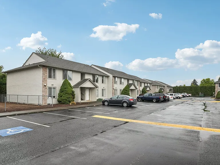 Windsor Court Apartments — Photo 19