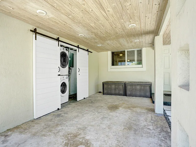 1041 SW 32nd St — Photo 49