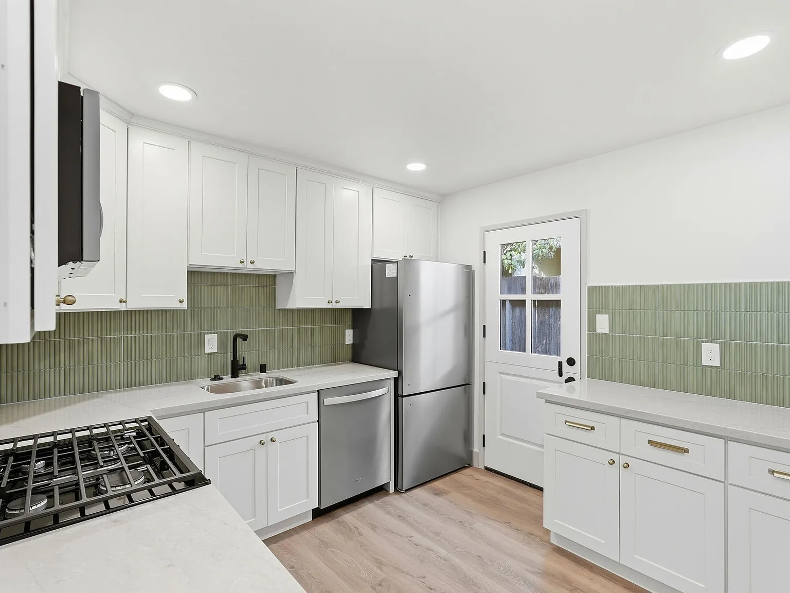 2 bed, 750 sqft, $1,999 — Photo 4