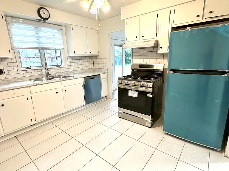 33 Campus Dr N — Photo 10