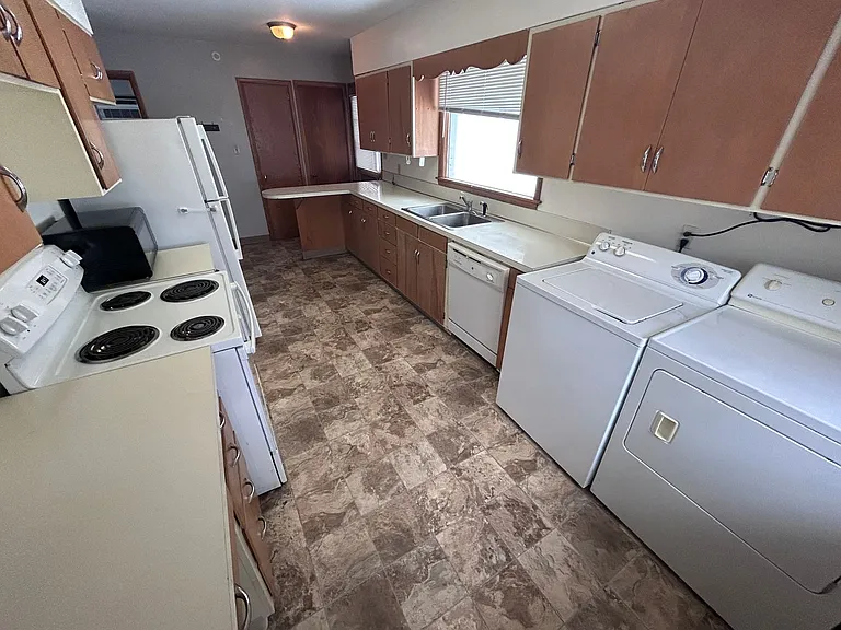 265 Viking Dr — Photo 4