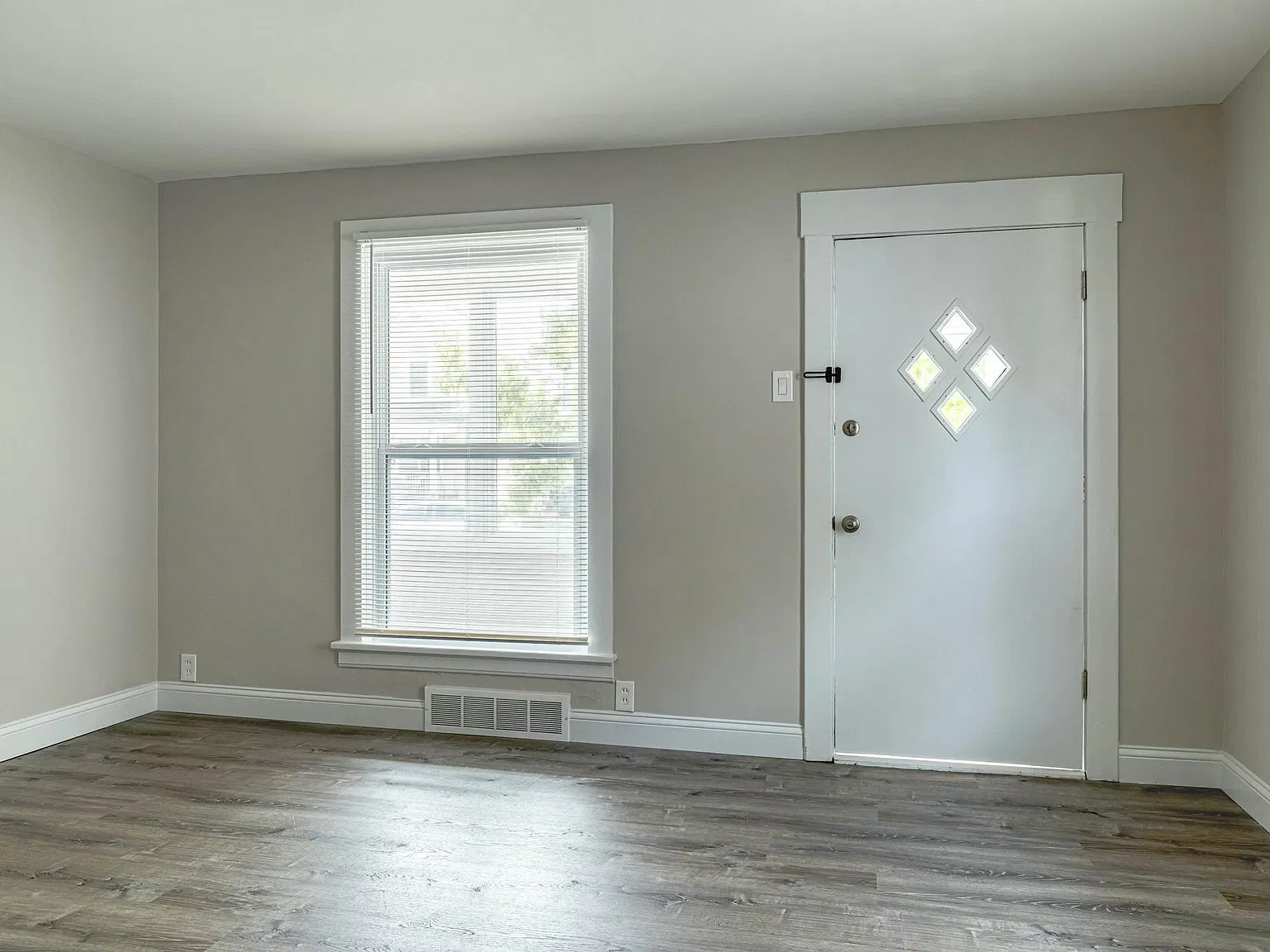 2 bed, 734 sqft, $1,295 — Photo 3