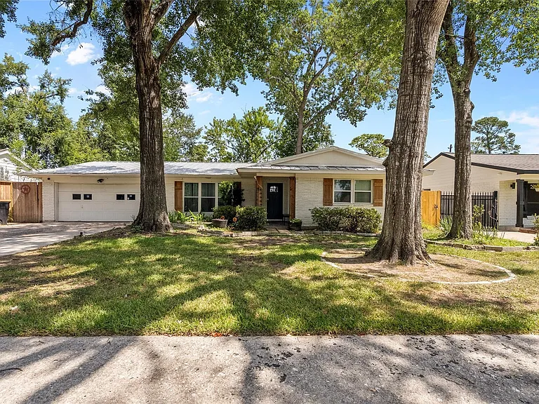 10058 Cedardale Dr — Photo 1