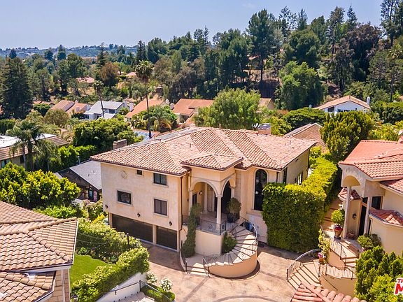 2nd image of 2959 Beverly Glen Cir