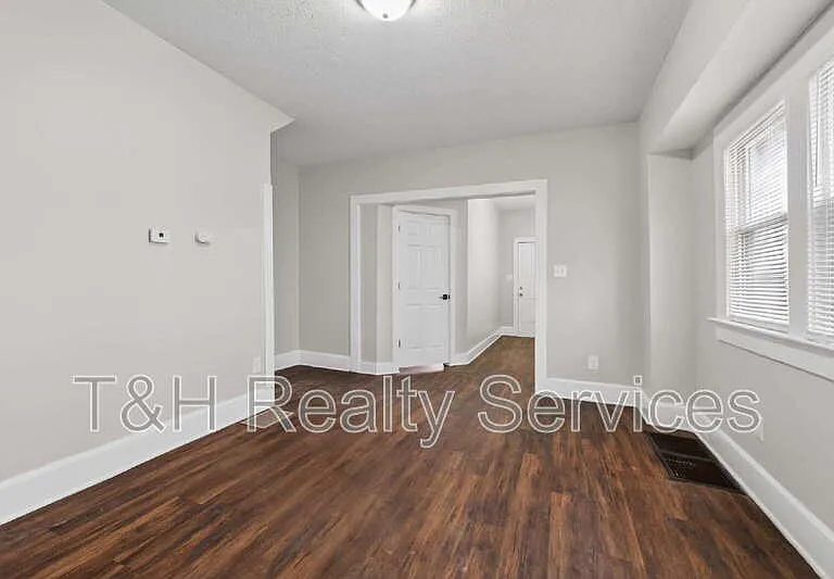 926 W 32nd St — Photo 10