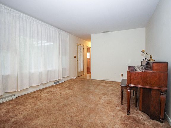 5th image of 2689 Charlotte St