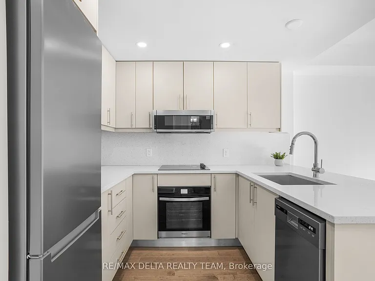 180 George St #2208 — Photo 10